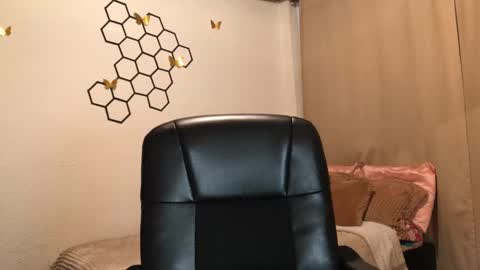 Amelia online show from November 8, 2025, 6:18 pm