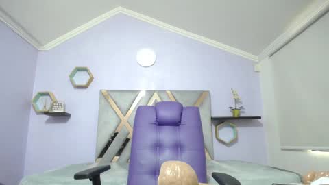 Amell Thomson online show from December 17, 2024, 2:22 pm