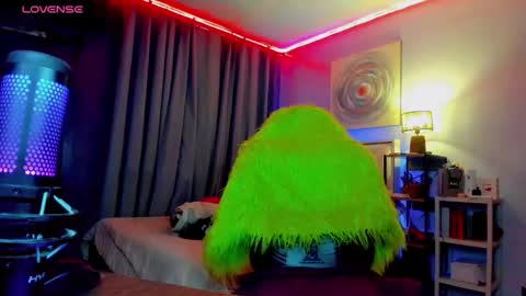 Snapshot of amethyst_ts chatting on October 8, 2025, 6:11 am AMETHYST look at my BIO online show from October 8, 2025, 6:11 am