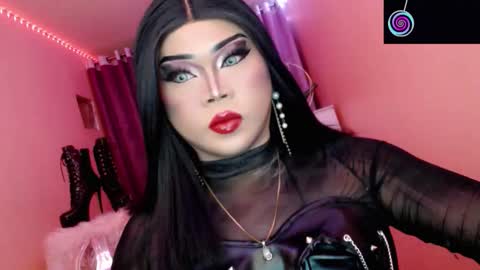 Snapshot of amiadoll chatting on November 6, 2025, 2:07 pm Queen Mireska online show from November 6, 2025, 2:07 pm