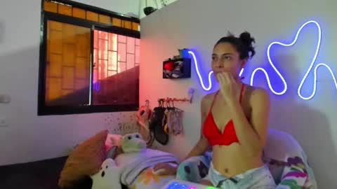 AmyEloise online show from October 19, 2025, 3:23 pm