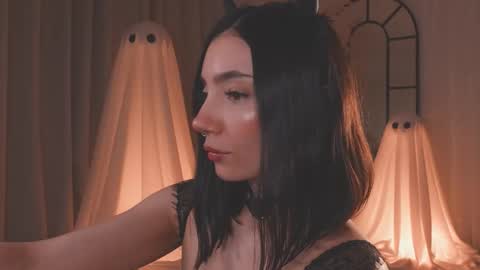 Amy Armstrong online show from October 12, 2025, 12:53 am