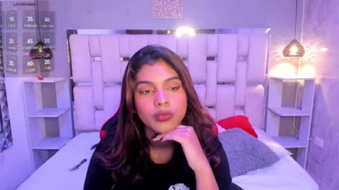 amyevan_ online show from October 14, 2025, 8:42 pm