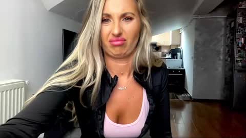 Snapshot of amyroberta92 chatting on March 11, 2025, 10:07 am amyroberta92 online show from March 11, 2025, 10:07 am