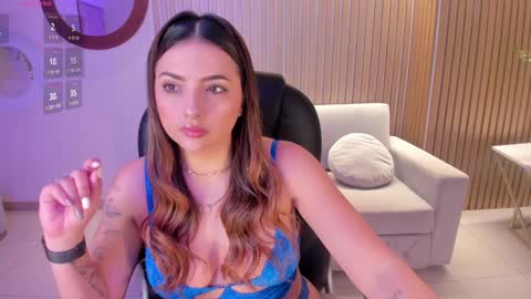 Snapshot of amywoods chatting on January 8, 2025, 1:21 am online show from January 8, 2025, 1:21 am