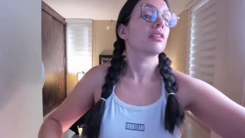 Snapshot of anabel_25 chatting on January 1, 2025, 12:44 pm Anabel online show from January 1, 2025, 12:44 pm