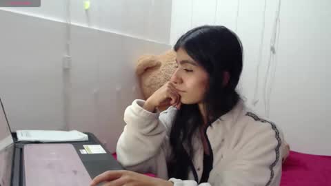 Anahi Browns online show from December 17, 2025, 8:04 pm