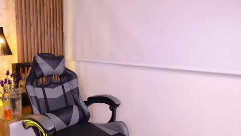 Mia online show from December 22, 2025, 12:24 pm