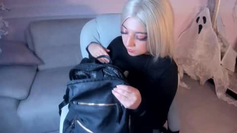 Ana online show from October 1, 2025, 8:15 pm