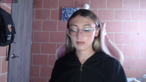 Snapshot of andrea_camila chatting on September 30, 2025, 2:11 pm Andrea online show from September 30, 2025, 2:11 pm