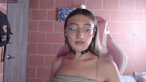 Snapshot of andrea_camila chatting on October 1, 2025, 3:40 pm Andrea online show from October 1, 2025, 3:40 pm