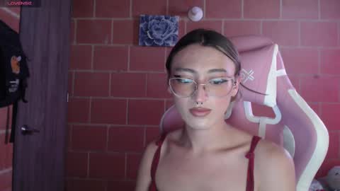 Snapshot of andrea_camila chatting on October 7, 2025, 3:42 pm Andrea online show from October 7, 2025, 3:42 pm