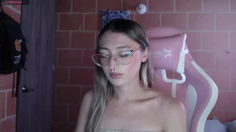 Snapshot of andrea_camila chatting on October 9, 2025, 3:32 pm Andrea online show from October 9, 2025, 3:32 pm