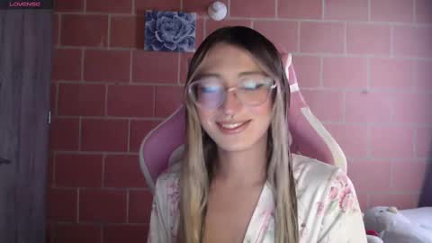 Snapshot of andrea_camila chatting on October 10, 2025, 1:43 pm Andrea online show from October 10, 2025, 1:43 pm