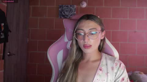 Snapshot of andrea_camila chatting on October 11, 2025, 5:22 pm Andrea online show from October 11, 2025, 5:22 pm