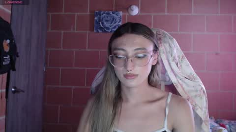 Snapshot of andrea_camila chatting on October 14, 2025, 5:47 pm Andrea online show from October 14, 2025, 5:47 pm