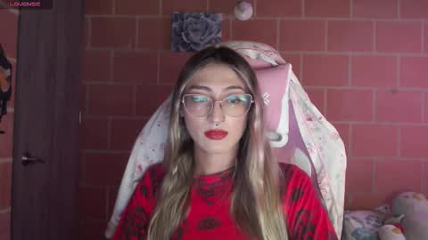 Snapshot of andrea_camila chatting on October 30, 2025, 6:41 pm Andrea online show from October 30, 2025, 6:41 pm