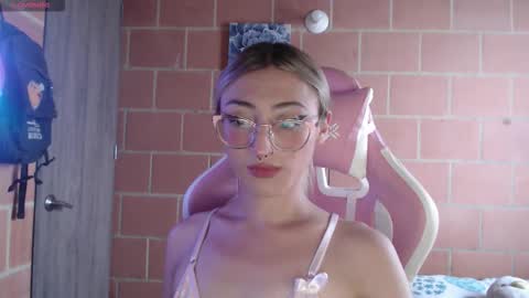 Snapshot of andrea_camila chatting on March 25, 2026, 9:43 pm Andrea online show from March 25, 2026, 9:43 pm