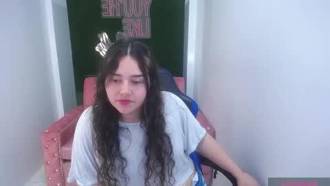 Snapshot of andrelica22_t chatting on October 1, 2025, 9:21 pm ANDREA online show from October 1, 2025, 9:21 pm
