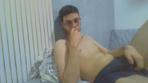 andres129494 online show from December 1, 2025, 3:33 am