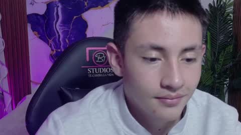 andres_tay online show from May 25, 2026, 2:17 am