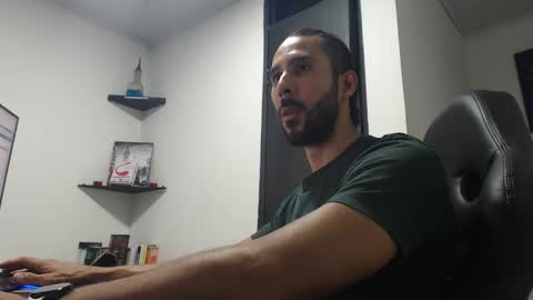 Snapshot of andruwang chatting on December 18, 2024, 8:20 am Andru online show from December 18, 2024, 8:20 am