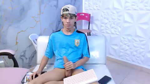 andy_dan1 online show from April 1, 2026, 8:39 pm