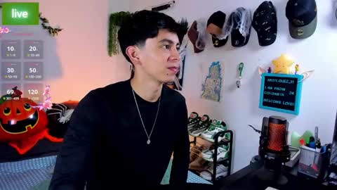 andy_guez_11 online show from October 20, 2025, 10:05 am