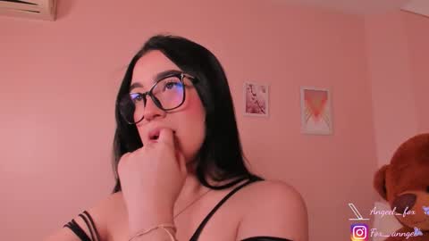 Angel  online show from November 19, 2025, 3:28 am