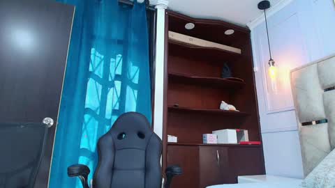 Snapshot of angel_perverted1 chatting on December 20, 2024, 2:49 pm Nicolle online show from December 20, 2024, 2:49 pm
