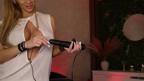 Anysia online show from December 23, 2025, 5:38 am