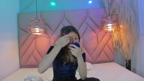 Snapshot of angelaa_cute chatting on December 12, 2024, 12:22 pm ANGELA online show from December 12, 2024, 12:22 pm