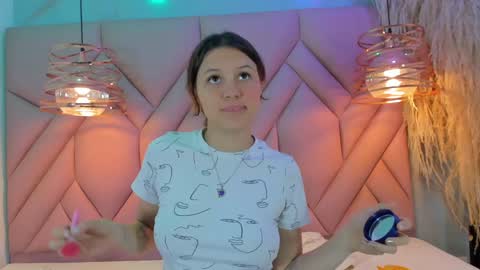 Snapshot of angelaa_cute chatting on December 13, 2024, 12:28 pm ANGELA online show from December 13, 2024, 12:28 pm