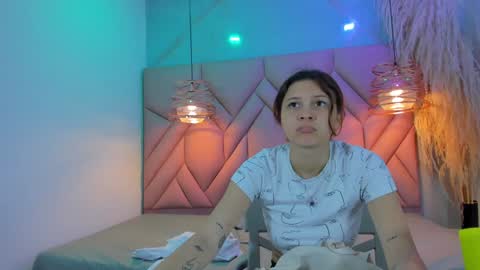 Snapshot of angelaa_cute chatting on December 22, 2024, 12:38 pm ANGELA online show from December 22, 2024, 12:38 pm