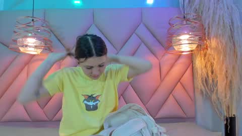 Snapshot of angelaa_cute chatting on December 28, 2024, 12:13 pm ANGELA online show from December 28, 2024, 12:13 pm