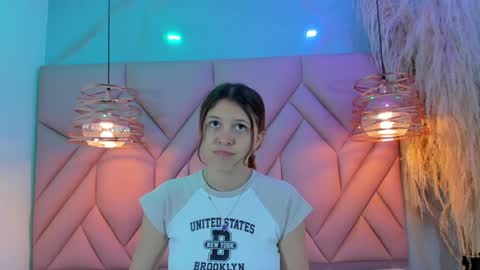 Snapshot of angelaa_cute chatting on January 8, 2025, 12:15 pm ANGELA online show from January 8, 2025, 12:15 pm