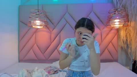 Snapshot of angelaa_cute chatting on January 15, 2025, 12:04 pm ANGELA online show from January 15, 2025, 12:04 pm