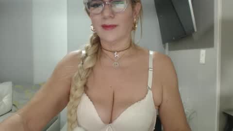 angelinna_12 online show from November 5, 2025, 5:07 am
