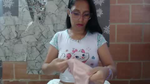 Snapshot of angelitaa_hot chatting on February 23, 2025, 5:39 pm angela online show from February 23, 2025, 5:39 pm