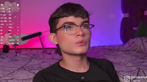 Snapshot of angelocute_ chatting on October 17, 2025, 7:33 am Angelo I work from home this is my room online show from October 17, 2025, 7:33 am