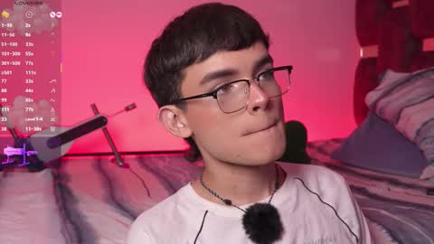 Snapshot of angelocute_ chatting on October 25, 2025, 4:53 am Angelo I work from home this is my room online show from October 25, 2025, 4:53 am