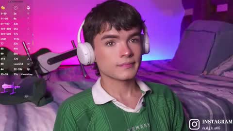 Snapshot of angelocute_ chatting on October 27, 2025, 3:21 am Angelo I work from home this is my room online show from October 27, 2025, 3:21 am