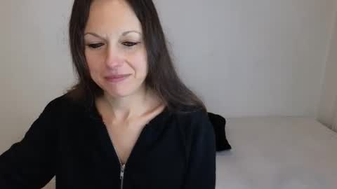 Snapshot of angelslive99 chatting on February 12, 2026, 12:22 pm Giulia online show from February 12, 2026, 12:22 pm