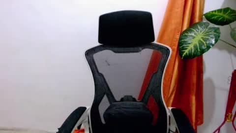 angelyn_slim online show from August 5, 2026, 5:27 pm