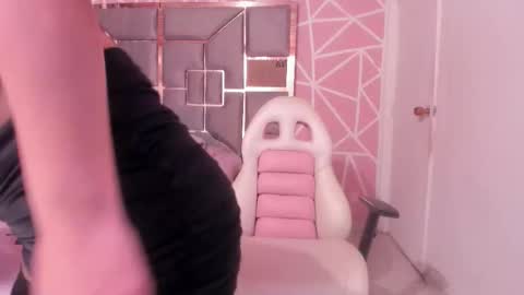 Anggi  online show from November 23, 2025, 10:59 am