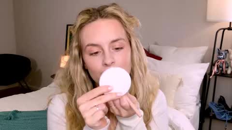 Anita online show from October 29, 2025, 1:02 pm