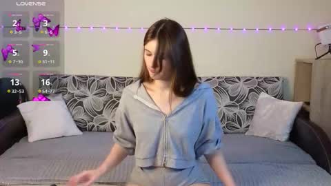 Snapshot of anna_leexh chatting on October 7, 2025, 11:40 am Emma online show from October 7, 2025, 11:40 am