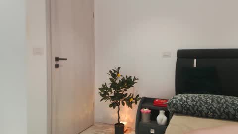 annaevv online show from April 9, 2026, 7:47 am