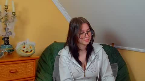 Snapshot of anneavery chatting on October 31, 2025, 6:47 am Anne online show from October 31, 2025, 6:47 am