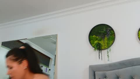 Anne Rey online show from May 10, 2026, 6:51 am